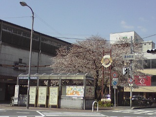 鴻池新田駅前