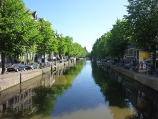 運河沿いの街並み