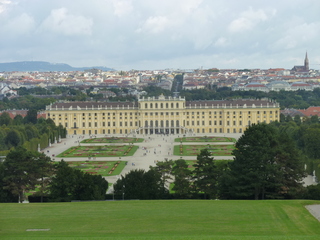 庭園の高台から宮殿とウィーン市内を眺める